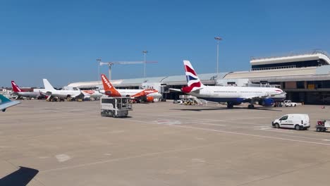 Una-Toma-De-4k-Del-Avión-Alejándose-Del-Stand-En-El-Aeropuerto-De-Faro-Antes-Del-Despegue.