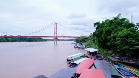 Erkunden-Sie-Die-Flussküste-Mit-Einheimischen-Booten-Und-Der-Kontinentalbrücke-In-Dieser-Luftaufnahme.