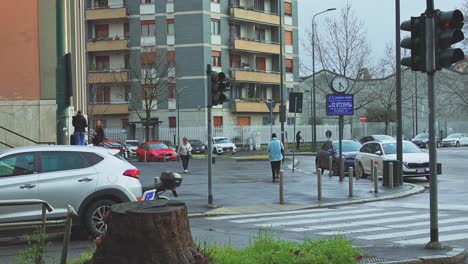 Calles-Residenciales-En-Milán,-Con-Lugareños-Y-Tráfico.