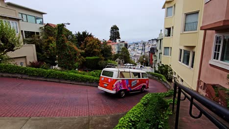 Volkswagen-Fährt-Mit-Weitem-Schwenk-Die-Lombard-Street-In-San-Francisco-Entlang,-Einer-Touristenattraktion