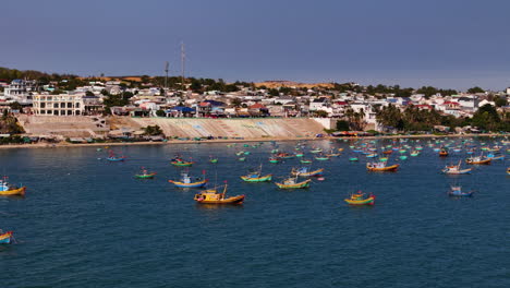 Pueblo-Costero-Colorido-Y-Vibrante-En-Vietnam,-Sudeste-Asiático