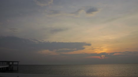 Puesta-De-Sol-Timelapse-En-Bang-Saen,-Tailandia.-Toma-Panorámica