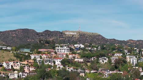 Eine-Entfernte-Drohnenaufnahme-Schwenkt-Nach-Rechts-Und-Zeigt-Das-Hollywood-Zeichen