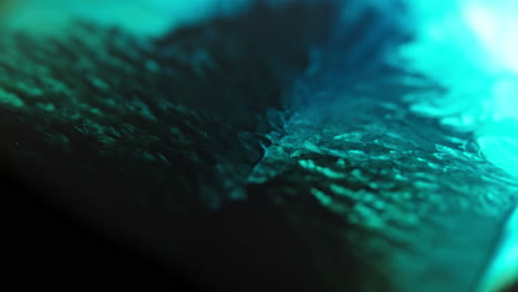 Leuchtend-Blaue-Und-Grüne-Tinte-Wirbelt-Im-Wasser-Und-Erzeugt-Faszinierende-Abstrakte-Muster