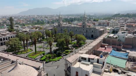 Arequipa's-Main-Square-with-this-revealing-view