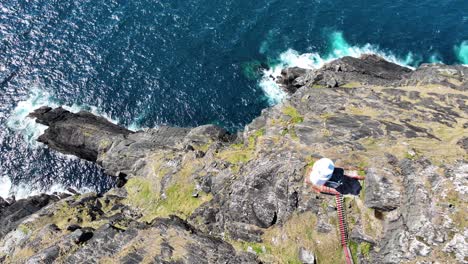 Irlands-Epische-Orte,-Drohne,-Dramatischer-Blick-Auf-Den-Leuchtturm-Sheep&#39;s-Head-Mit-Steilen-Klippen,-Die-Hunderte-Von-Metern-Tiefer-Zum-Meer-Abfallen,-Dramatische-Küste-Von-West-Cork