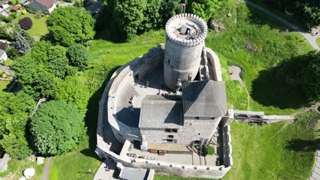 Mittelalterliche-Burg-Mit-Turm,-Mauern-Und-Innenhof-An-Einem-Schönen-Sommertag,-Umgeben-Von-üppigem-Grün,-Gras-Und-Bäumen