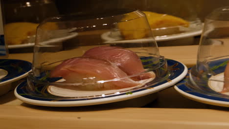 Conveyor-belt-sushi-in-Japanese-restaurant