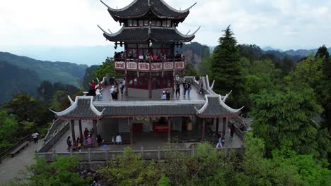 Couple-in-the-middle-of-a-crowded-Liuqi-Pavilion-in-Zhangjiajie-National-Forest-Park,-China