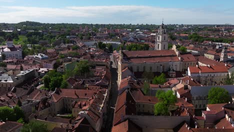 Vista-Aérea-Panorámica-Sobre-La-Calle-Principal-De-La-Ciudad-En-El-Centro-De-Vilnius,-Lituania