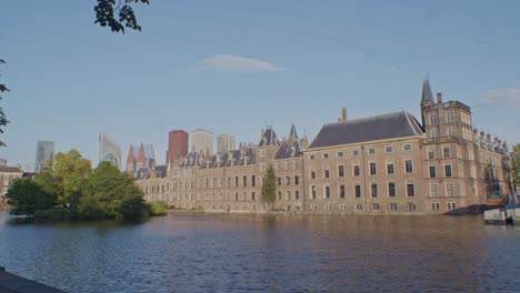 Una-Maravillosa-Y-Agradable-Vista-De-Gran-Angular-De-La-Ciudad-De-La-Haya-En-Holanda,-Holanda,-Europa,-En-Un-Edificio-De-Arquitectura-Tradicional-Auténtica-Con-Agua