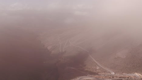 Luftdrohne-überdeckt-Von-Wolken,-Die-Die-Sicht-Auf-Den-Canyon-Unterhalb-Der-Route-52-Verdecken