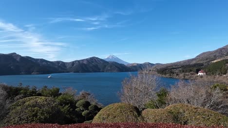 See-Mit-Blick-Auf-Den-Fuji-Im-Hintergrund-An-Einem-Klaren-Tag-Mit-Schnee-Auf-Der-Spitze-Des-Berges-Und-Einem-Ruhigen-See-Und-Wasser-Davor