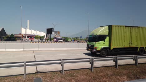 Hochwertiges-Video-Einer-Mautpflichtigen-Autobahn-In-Indonesien-Vom-Rastplatz-Aus-Mit-öffentlicher-Tankstelle-Und-Berghintergrund