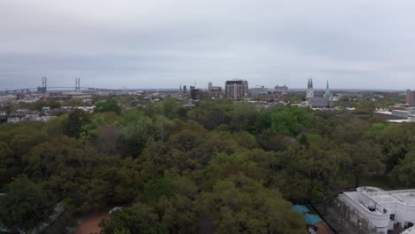 Niedrige-Nahaufnahme-Aus-Der-Luft-Beim-Flug-In-Richtung-Des-Brunnens-Im-Forsyth-Park-In-Savannah,-Georgia