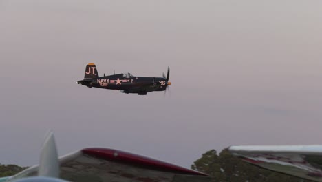 F4u-Corsair-Volando-Bajo-Para-La-Multitud