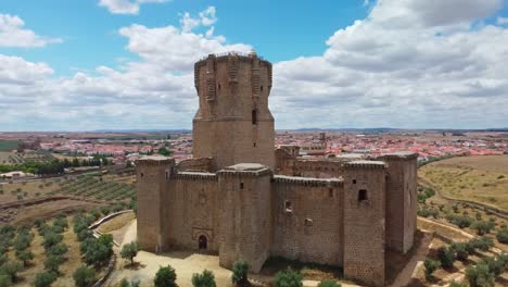 Histórico-Castillo-De-Belalcázar-Bajo-Un-Cielo-Parcialmente-Nublado,-Vista-Aérea