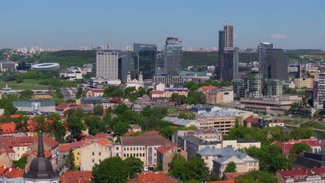 El-Dron-Se-Aleja-De-Los-Modernos-Rascacielos-De-Vilnius-Y-Revela-La-Catedral-Y-El-Campanario