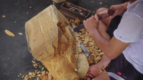 Carving-Wood-With-Chisel-And-Mallet
