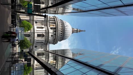 Vertikale-Aufnahme-Der-St.-Pauls-Kathedrale-Von-Einer-Neuen-Änderung-