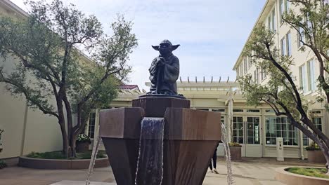 Yoda-Statue-from-Lucas-Films-Star-Wars-on-top-of-a-Water-Fountain-in-San-Francisco,-California,-USA