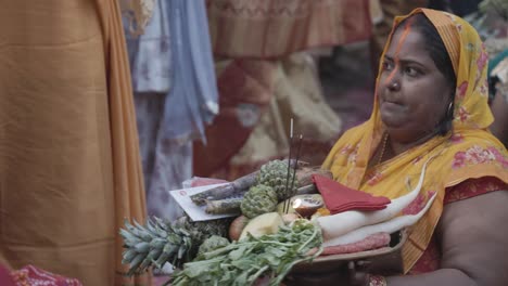 indian-women-worshiping-hindu-almighty-sun-god-with-holy-offerings-at-chhath-festival-video-is-taken-at-jodhpur-rajasthan-india-on-Nov-20-2023