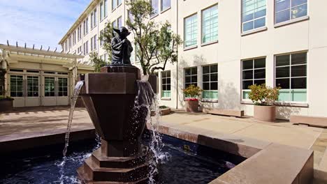 Berühmte-Yoda-Statue-Auf-Einem-Springbrunnen-Auf-Dem-Lucas-Film-Campus-In-San-Francisco,-Kalifornien,-USA