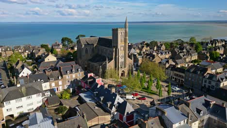 Saint-Meen-Kirche-Mit-Meer-Im-Hintergrund,-Cancale,-Bretagne-In-Frankreich