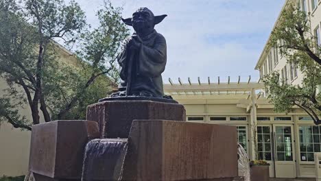 Famous-Yoda-Statue-at-a-Water-Fountain-at-Lucas-Films-Campus-and-Offices-in-San-Francisco,-USA