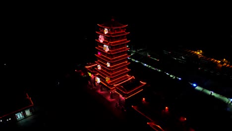 Chinesische-Pagode-Nachts-Beleuchtet-Im-Zhangjiajie-Park