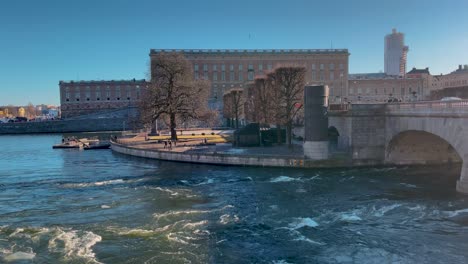 Königlicher-Schwedischer-Palast-In-Stockholm,-Schweden-An-Einem-Warmen,-Sonnigen-Tag,-Statische-Ansicht