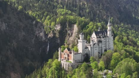 Schloss-Neuschwanstein-Ist-Ein-Historistisches-Schloss-Aus-Dem-19.-Jahrhundert-Auf-Einem-Schroffen-Hügel-Im-Voralpenland-In-Süddeutschland