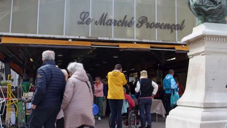 Bulliciosa-Escena-Del-Mercado-Francés-En-Le-Marché-Provençal-En-Antibes-Con-Multitud-Diversa