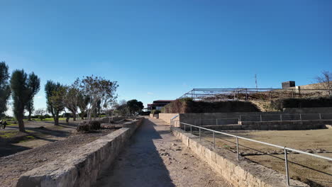 Blick-Vom-Boden-Auf-Einen-Weg,-Der-Durch-Eine-Archäologische-Stätte-In-Pafos,-Zypern-Führt