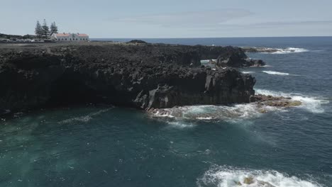 Espectaculares-Acantilados-Costeros-Y-Olas-Del-Océano-En-Ponta-Da-Ferraria-Durante-El-Día,-Vista-Aérea