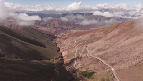 Luftdrohne-Schiebt-Sich-Zwischen-Den-Wolken-über-Den-Canyon-Entlang-Der-Route-52-In-Der-Nähe-Der-Salinas-Grandes-Der-Provinzen-Jujuy-Und-Salta,-Argentinien