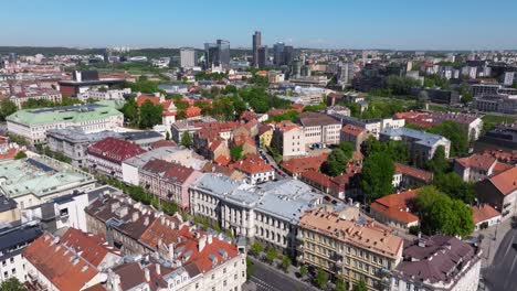 Vista-Aérea-Panorámica-Sobre-El-Centro-De-Vilnius,-Lituania---Centro-De-La-Ciudad