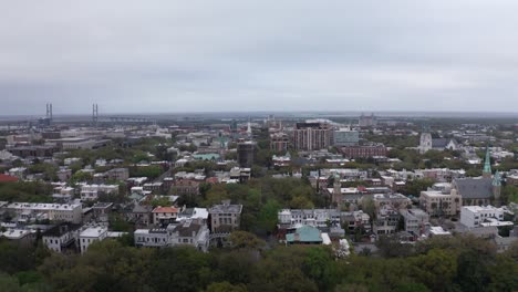 Toma-Aérea-Descendente-Del-Centro-De-Savannah-Desde-El-Parque-Forsyth-En-Georgia