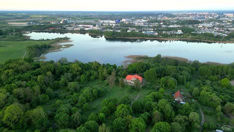 Panorama-Al-Amanecer,-Vista-Del-Bosque,-El-Lago-Y-El-Distrito-Industrial-De-La-Ciudad