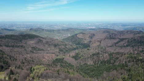 Mountains-during-a-summer-day-with-mountains-peaks,-forest,-lush-greenery-and-trees