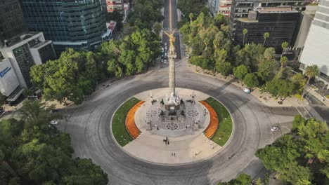 Aerial-footage-timelapse-of-Angel-of-independence-in-Mexico-city-on-reforma-avenue,-cempasuchil-flowers-of-the-day-of-the-dead
