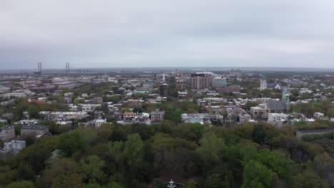 Toma-Aérea-Amplia-Del-Parque-Forsyth-Hacia-El-Centro-De-Savannah,-Georgia