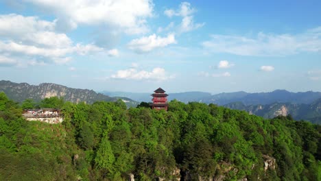 Sensacional-Toma-Aérea-Hacia-El-Pabellón-Tianzi-En-Tianzishan,-Wulingyuan,-China