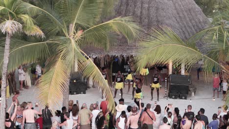 Multitudes-De-Personas-Viendo-Un-Enérgico-Espectáculo-De-Danza-En-La-Playa-De-Michamvi-Kae-En-La-Vista-Aérea-De-Zanzíbar.