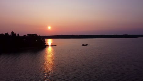 Blick-Auf-Den-Sonnenuntergang-über-Dem-Ruhigen-Wasser-Im-Stockholmer-Archipel,-Luftaufnahme