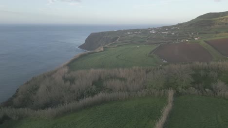 Felder-Auf-Den-Klippen-Von-Pont-Do-Cintrao,-Insel-Sao-Miguel,-Azoren,-Portugal