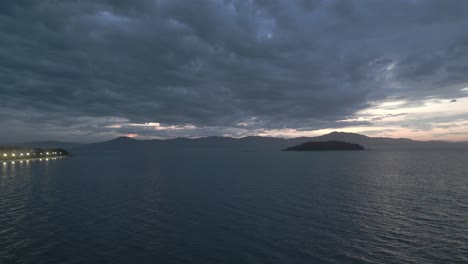 Atardecer-Nublado-En-La-Playa-De-Canasvieiras,-Florianópolis,-Brasil.