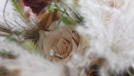 Hochzeitsdiamant-In-Wunderschönen-Blumen