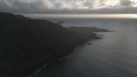 João-Bom-Trail-Und-Mosteiros-Dorf-Bei-Sonnenaufgang-Mit-Dramatischer-Küstenlandschaft,-Luftaufnahme