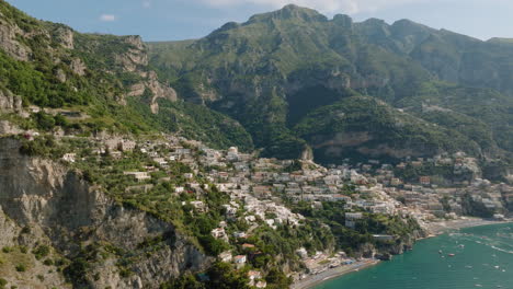 Aéreo:-Toma-Panorámica-Lenta-De-Un-Dron-De-Positano-En-La-Costa-De-Amalfi-En-Un-Día-Soleado